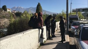 Serenos y PNP retiran mendigos y canes cerca del río Chili