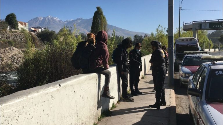 Arequipa: Serenos y PNP retiran mendigos y canes cerca del río Chili
