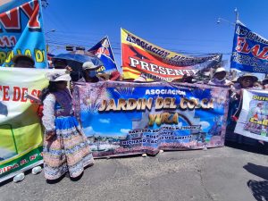 Pobladores de asociaciones en el distrito de Yura exigen que se deje sin efecto la resolución que pide el retiro de las personas de estos terrenos. Foto: HBA Noticias / Gerardo Ramos.
