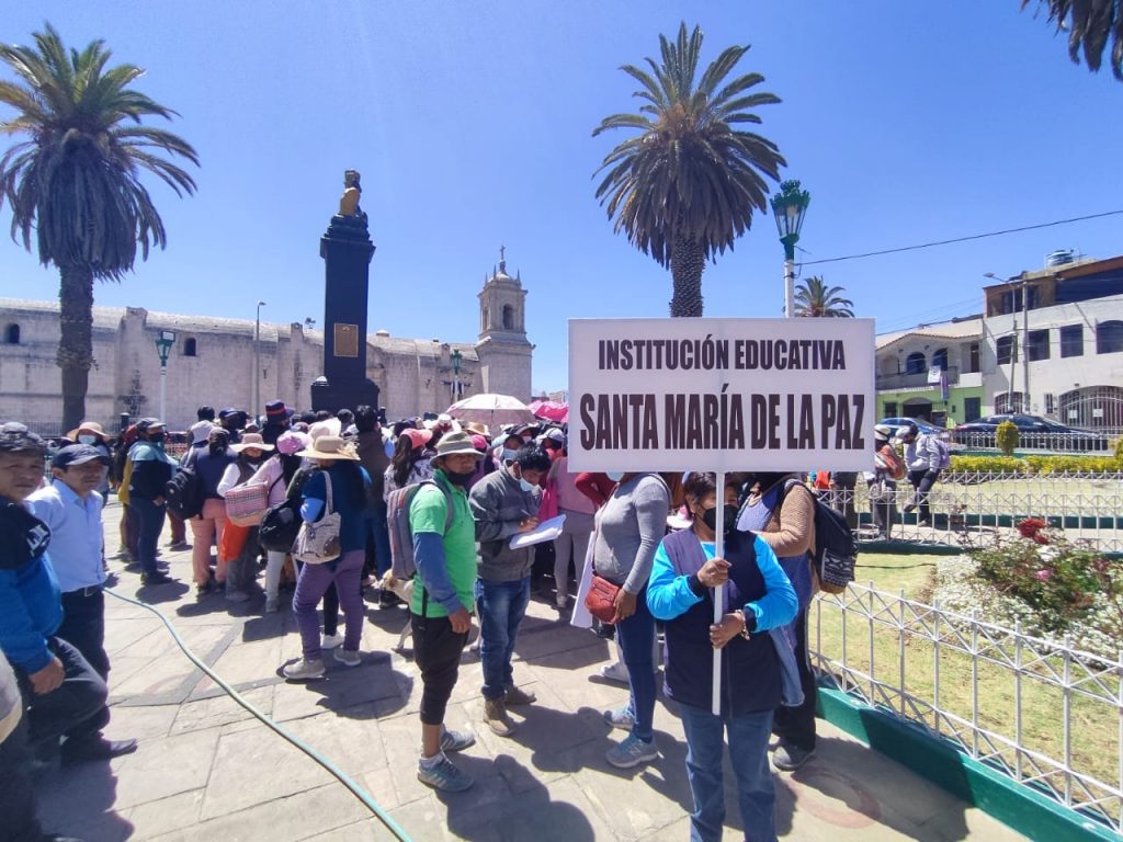 Padres de familia del colegio "Santa María de la Paz" llegaron hasta la municipalidad de Paucarpata para exigir la colocación de malla raschel. Foto: HBA Noticias / Gerardo Ramos.