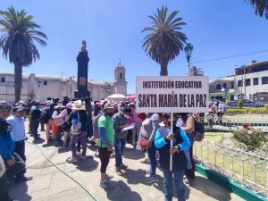 Padres de familia del colegio "Santa María de la Paz" llegaron hasta la municipalidad de Paucarpata para exigir la colocación de malla raschel. Foto: HBA Noticias / Gerardo Ramos.