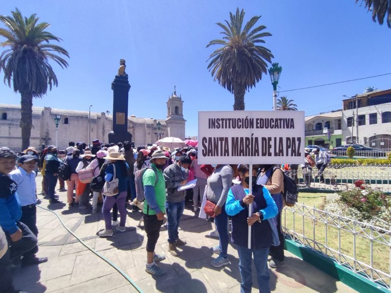 Paucarpata: Padres de familia del colegio “Santa María de la Paz” exigen colocación de malla raschel
