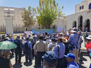 Fonavistas realizan olla común como demostración de falta de dinero.