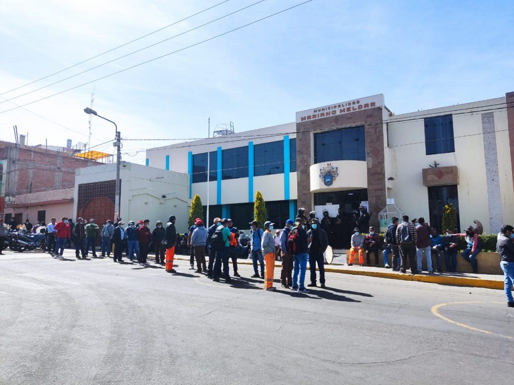 Trabajadores de construcción civil denuncian falta de pagos por parte de la municipalidad de Mariano Melgar
