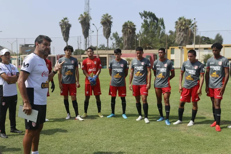 Gustavo Roverano junto a un grupo de seleccionados para la SUB-20 de Perú.