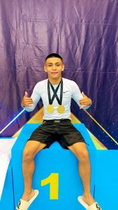 Cristhopher Vera con sus medallas de oro obtenidas en Jiu-Jitsu a nivel nacional.