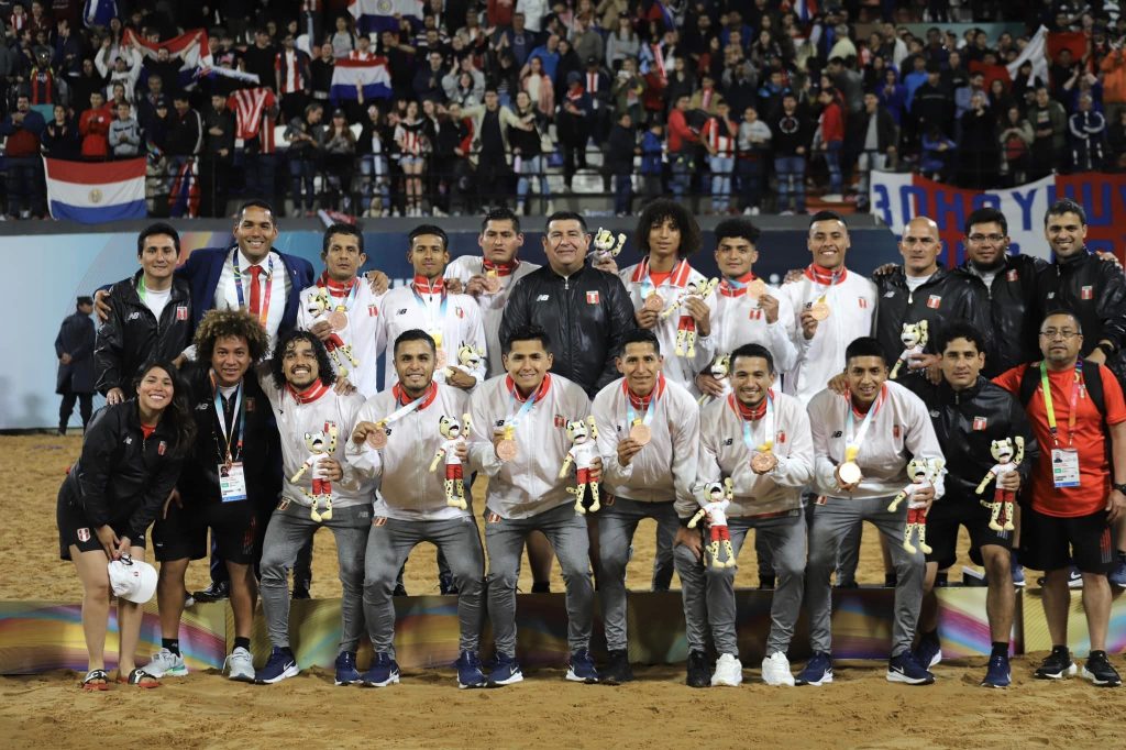 Delegación de Fútbol Playa de Perú con la medalla de bronce de los Juegos Sudamericanos Asunción 2022.