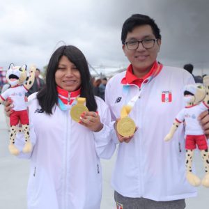 Deysi y Jorge Cori con sus respectivas precias de oro.