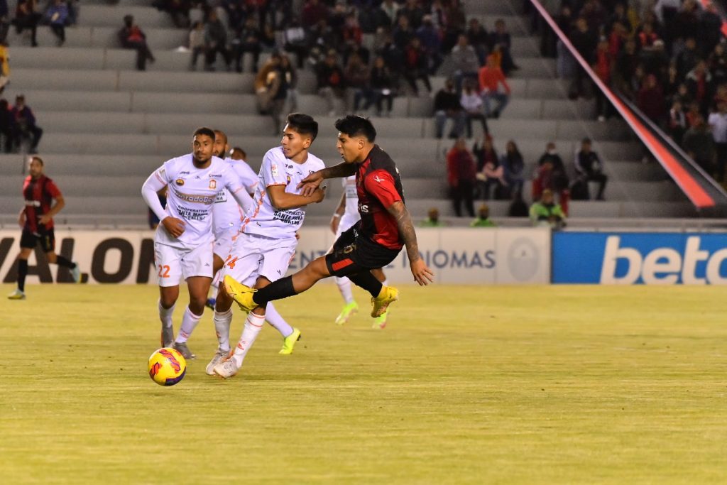 Iberico luchando el balón ante Ayacucho FC.