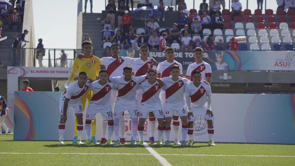 Equipo de Perú en la derrota de 6-0 ante Paraguay en su debut en los Juegos ODESUR.