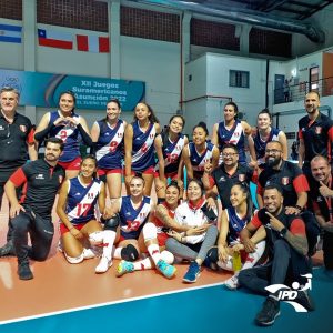 Celebración de las chicas del vóleibol peruano luego de clasificar a la final en Asunción.