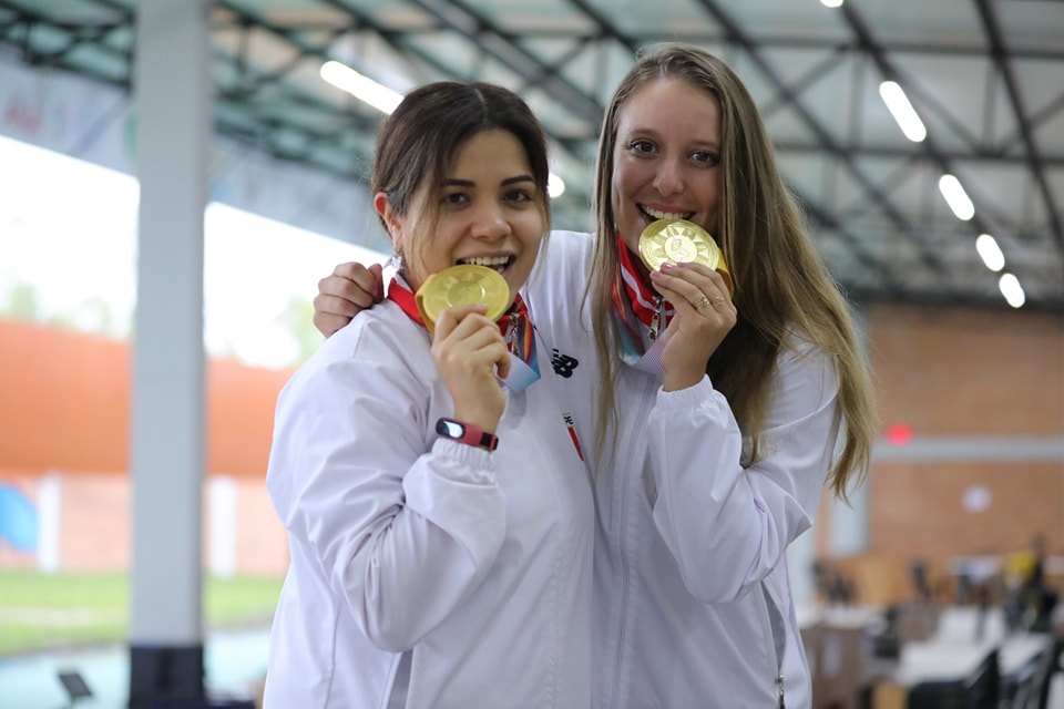 Annie Becerra y Daniella Borda con sus medallas de oro conseguidas conseguidas en tiro deportivo.