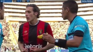 Horacio Orzán reclamando que desde la tribuna occidente del estadio Monumental, le lanzaron un plátano a Kevin Quevedo.