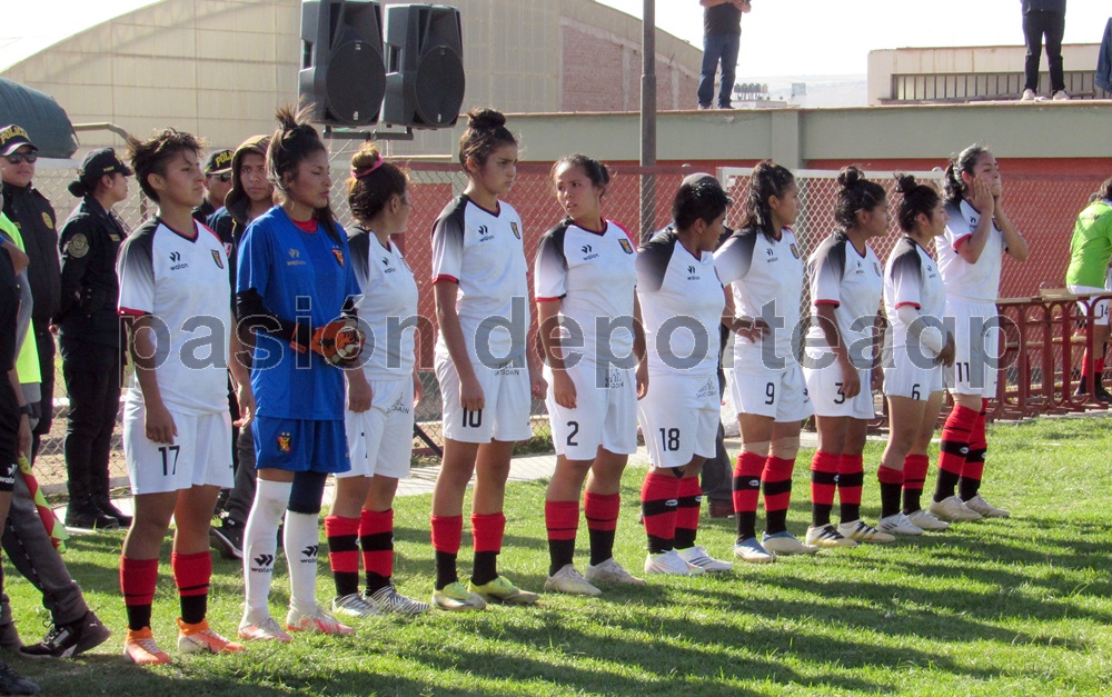 Equipo femenino de Melgar previo al duelo por el campeonato regional.