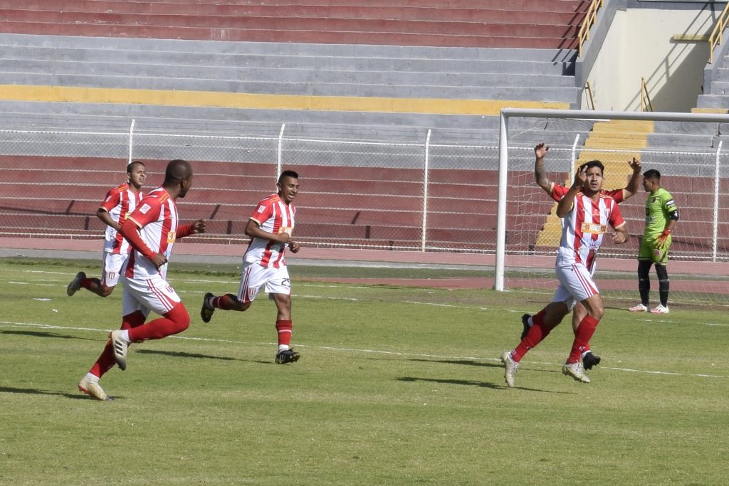 Gol de Nacional FBC la última jornada ante Los Tigres de Cayma en el estadio Melgar.