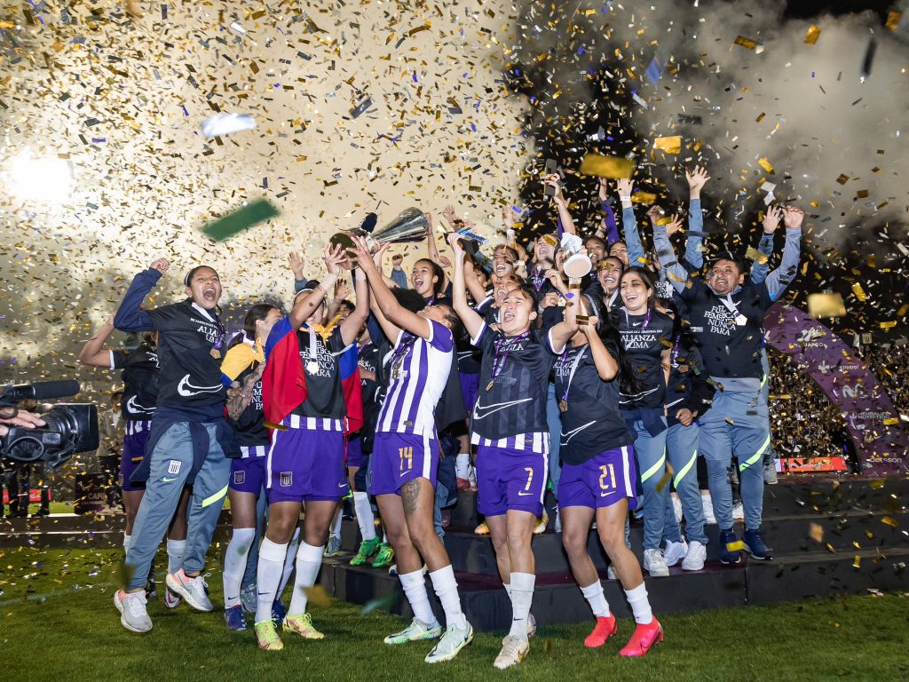 Celebraciones de Alianza Lima con el trofeo de campeón del fútbol femenino.