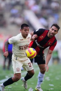 Cabanillas y Bordacahar disputando un valón en el empate entre Melgar y Universitario.