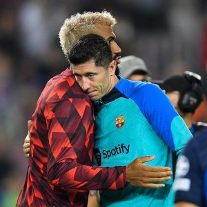 Robert Levandowski triste por la eliminación del Barcelona.