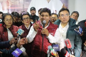 Rohel Sánchez dando declaraciones