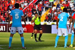Bruno Pérez fue el árbitro de la primera semifinal jugada en Arequipa.