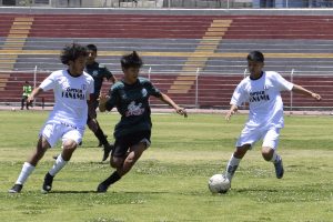 Foto: Miguel Contreras / HBA Noticias - Independencia y Sportivo Huracancito protagonizaron un duelo muy parejo.