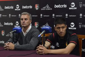 Pablo Lavallén y Matías Lazo luego de la victoria sobre Sporting Cristal.