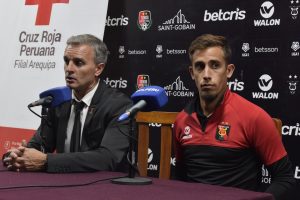 Pablo Lavallén y Martín Pérez Guedes luego de vencer a Alianza Lima en la primera final de la Liga 1 Betsson.