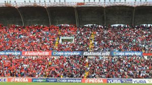 Hinchada 'Rojinegra' en la tribuna de oriente en la UNSA.