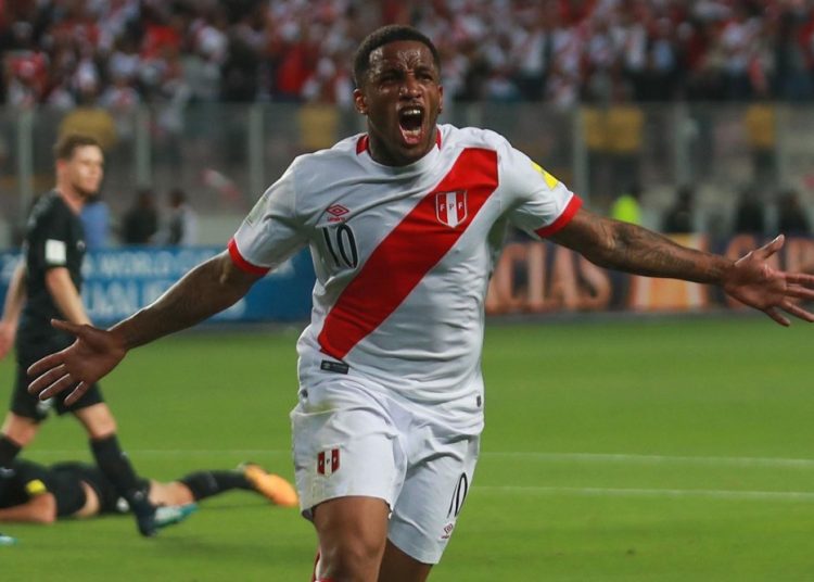 Jefferson Farfán anotó 1 de los 2 goles que devolvió a Perú a un Mundial de Fútbol.