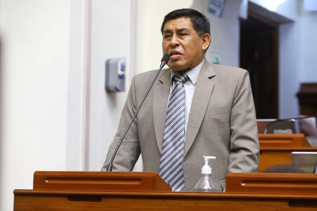 Aprueban suspender por 120 días al parlamentario Pasión Dávila por agredir a Juan Burgos