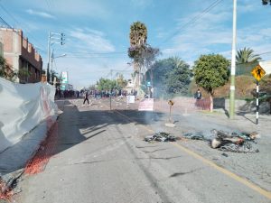 Manifestantes bloquearon el cruce de Tiabaya exigiendo el cierre del Congreso