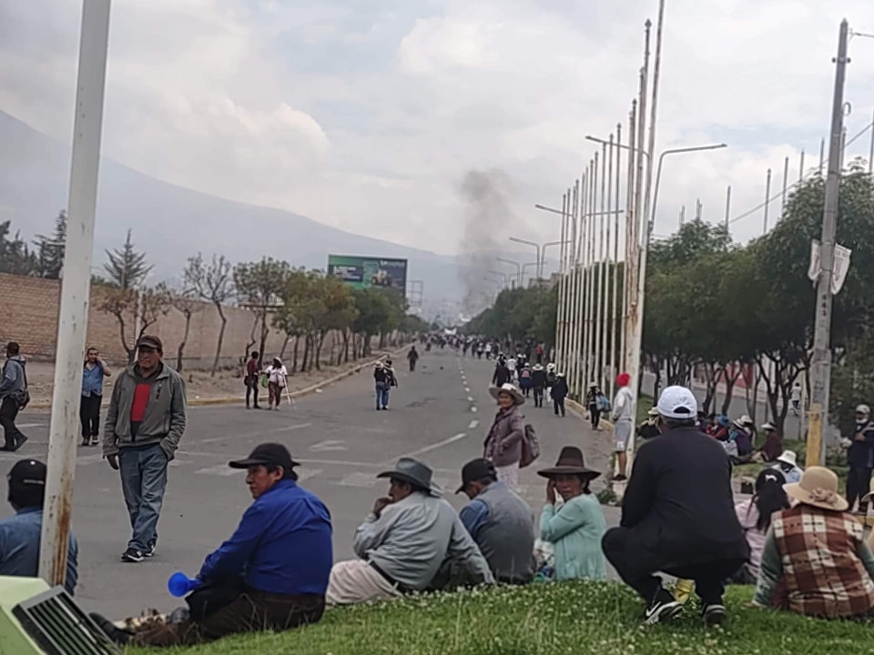 Manifestantes llegaron a exteriores del aeropuerto Rodríguez Ballón de Arequipa