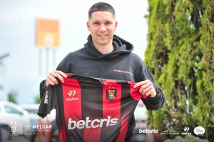 Tomás Martínez, nuevo '10' del elenco 'Rojinegro', llegó a Arequipa esta tarde.