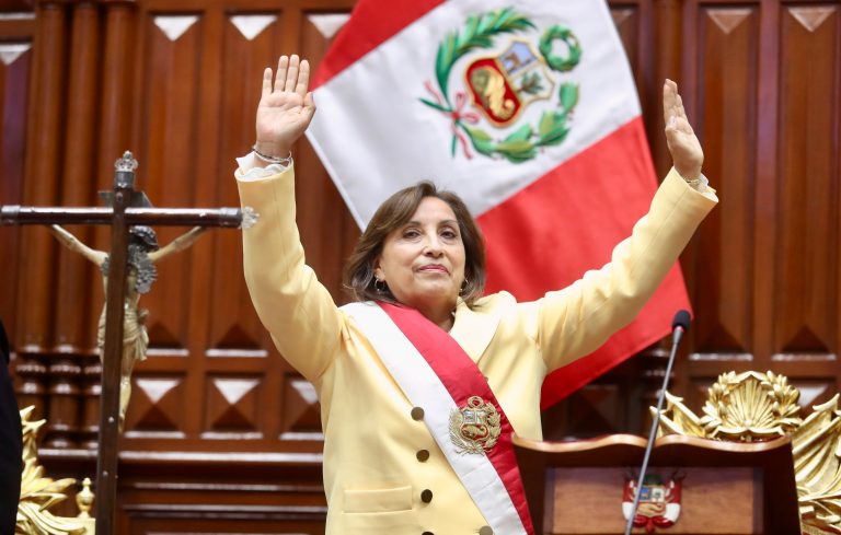 Dina Boluarte juramentó como nueva presidenta del Perú