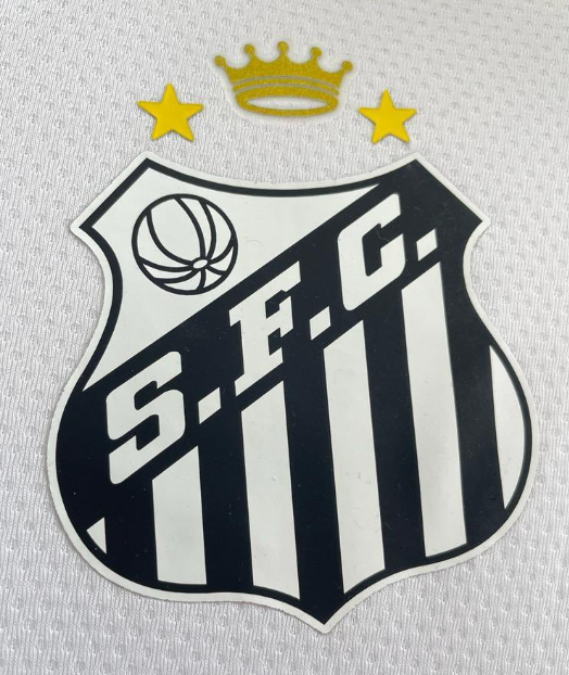 Escudo del Santos FC lucirá una corona por todo el 2023 en homenaje al Rey Pelé.