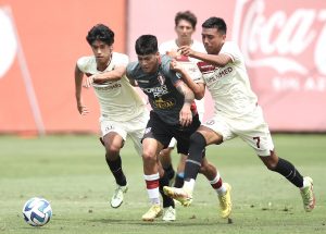 Kenji Cabrera en el entrenamiento de la Selección Peruana SUB-20.
