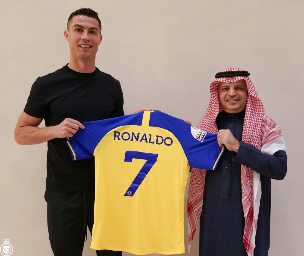 Cristiano Ronaldo con la camiseta de su nuevo club, el Al Nassr.