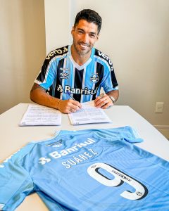 Firma del contrato de Luis Suárez por el Gremio de Brasil.