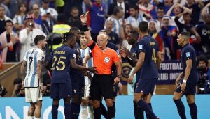 Szymon Marciniak fue el árbitro en la final del Mundial entre Argentina y Francia.