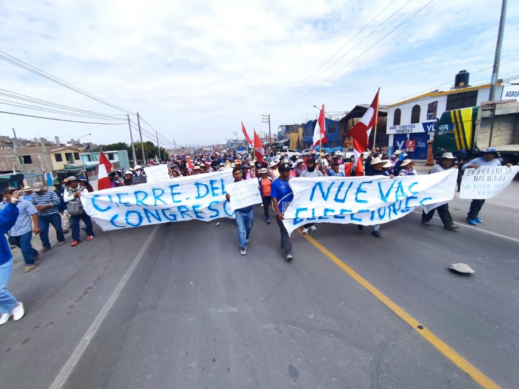 Pobladores de La Joya protestan en el km 48 exigiendo cierre del congreso