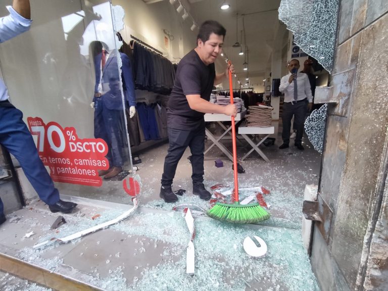 Manifestantes llegan al Cercado y realizan destrozos en tiendas