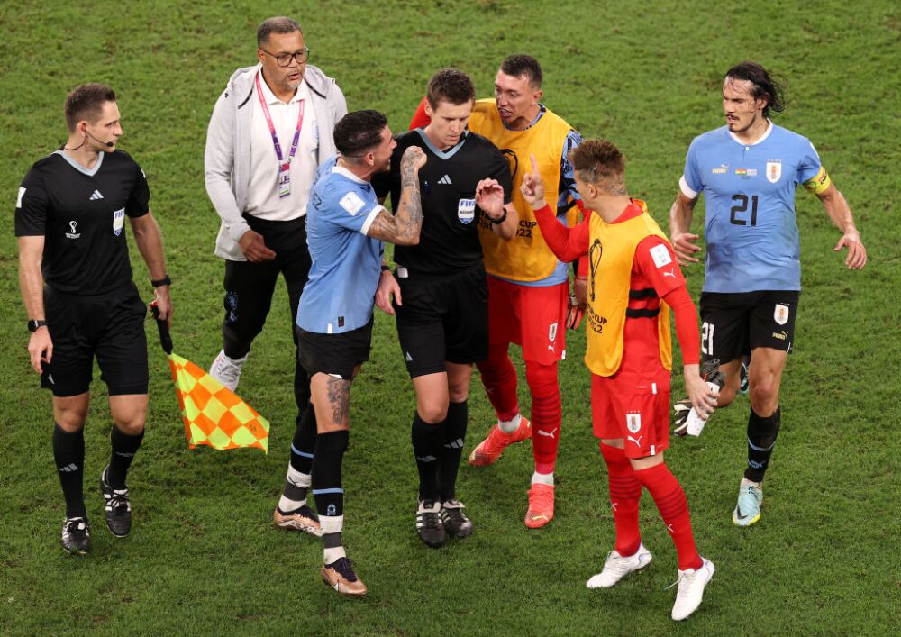 El castigo para los futbolistas uruguayos llegaría por los fuertes reclamos a Daniel Siebert, árbitro del Uruguay-Ghana.
