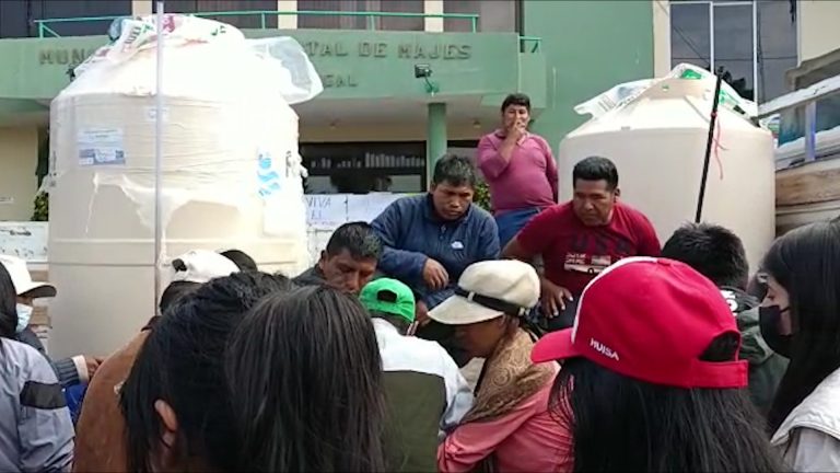 Vídeo | Ganaderos repartieron grandes cantidades de leche gratuitamente a la población de Majes
