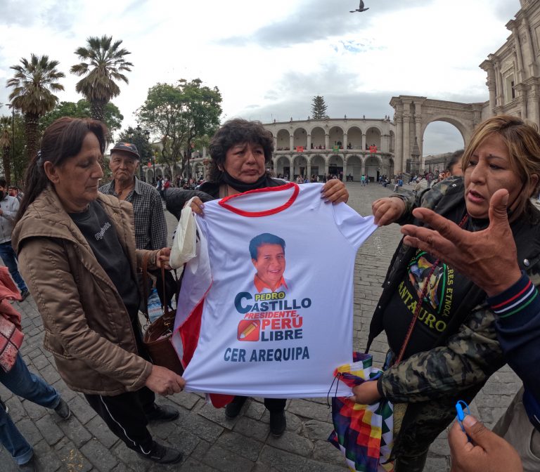 Arequipa: Mujer se pone a llorar por la vacancia de Pedro Castillo
