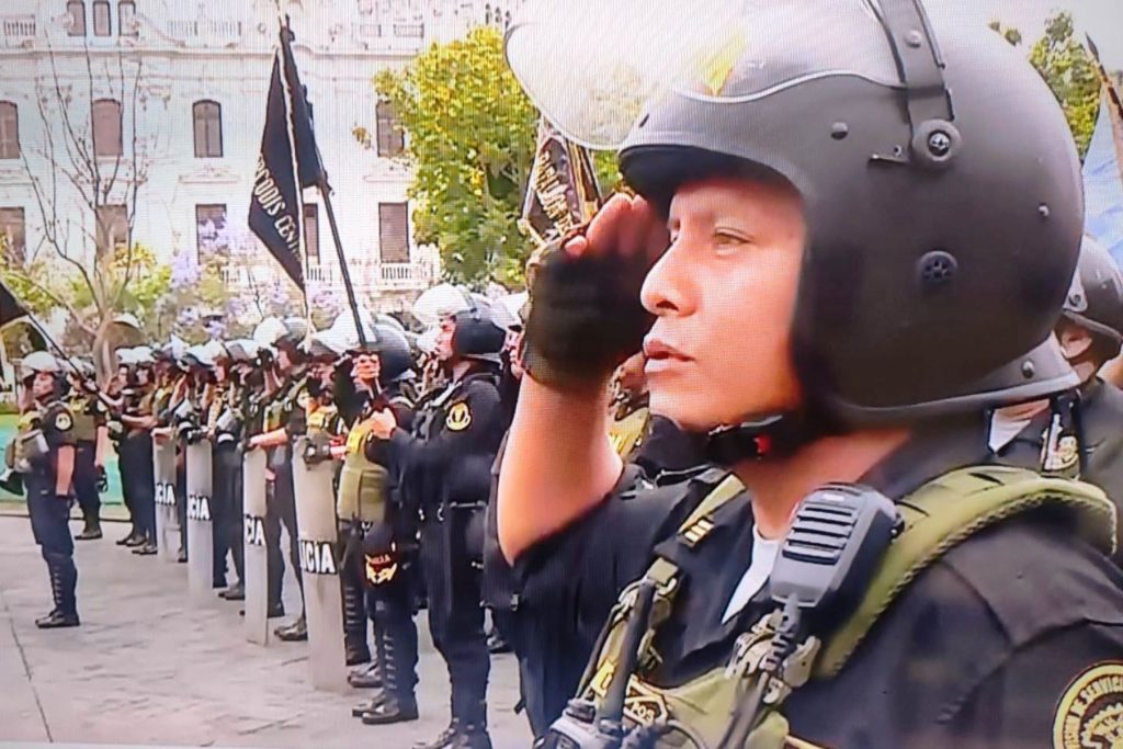 Desplazan 2,000 policías a Ica y Puno