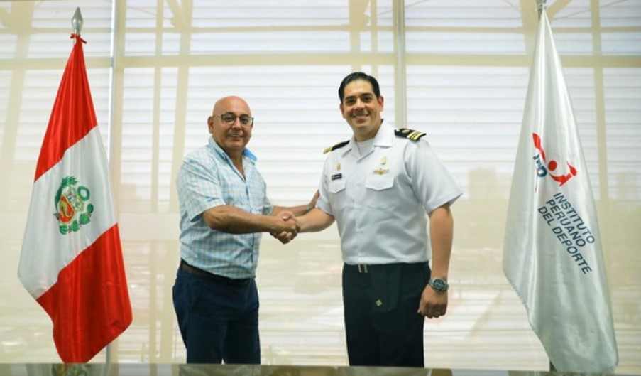Presidente del IPD y representante de la Marina de Guerra, coordinando las actividades en apoyo a los deportes náuticos.