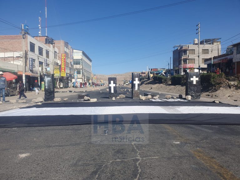Pobladores bloquean con ataúdes el kilómetro 16 de la vía Arequipa-Yura