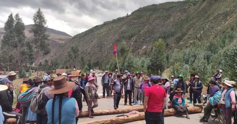 Cusco: Pobladores continúan bloqueando vías