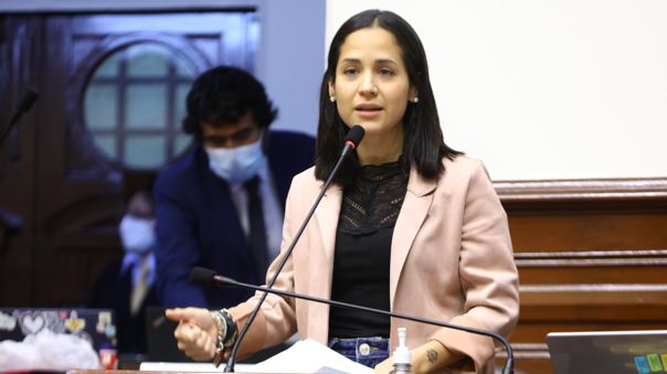 Sigrid Bazán: «Exigimos justicia y la renuncia de Dina Boluarte»