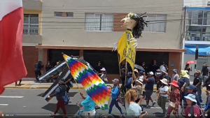 Manifestantes llegan al centro cívico.